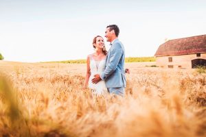 Photo de mariage dans un champs en Bourgogne