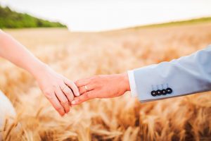 Alliances de mariage dans un champ de blé