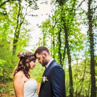 Séance de couple des mariés en forêt