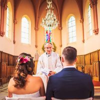 Prêtre pendant la cérémonie de mariage à Spoy