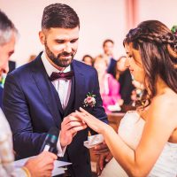 Échange des alliances des mariés à l'église
