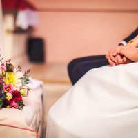 Bouquet et bague durant la cérémonie de mariage