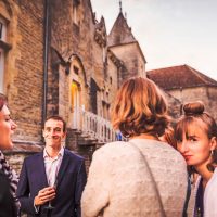 Invité souriant au vin d'honneur