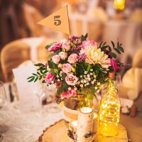 Bouquet décorant une table de mariage