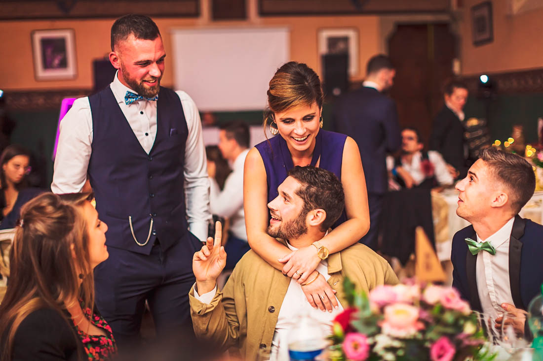 Invités durant le dîner de mariage