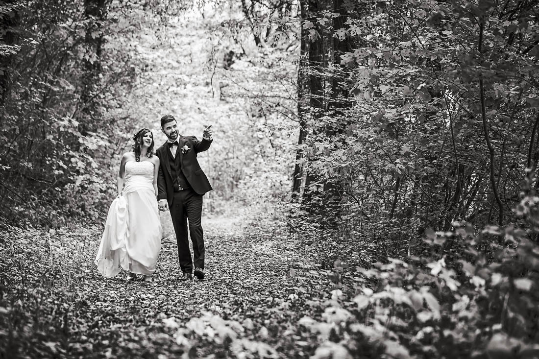 Les mariés marchant en forêt