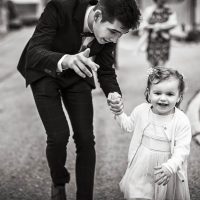 Enfant arrivant à la mairie