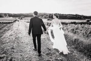 Couple dans les vignes, mariage en Bourgogne