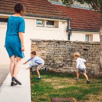 Enfants jouant durant un mariage