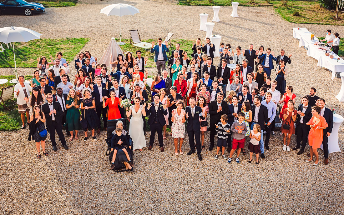 Photo de groupe d'un mariage au Manoir Equivocal