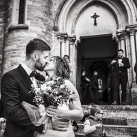 Baisé des mariés au pied de l'église de Spoy